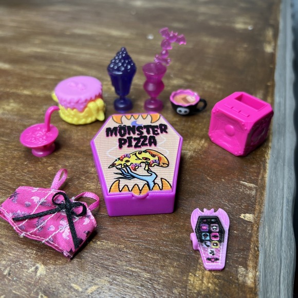 Monster High Doll Clothes and Accessories Lot Draculaura Drink Pizza Cake Phone - Picture 1 of 11